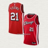 Thaddeus Young NO 21 Camiseta Chicago Bulls Ciudad 2021-22 Rojo